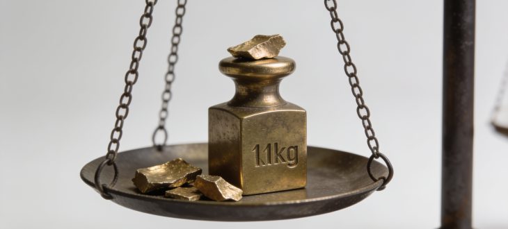 Une balance avec des morceaux de laiton sur un kilo