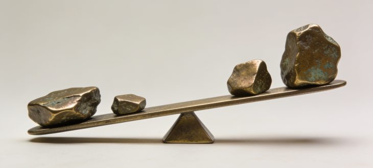 Pieces de bronze de differentes tailles sur balance.