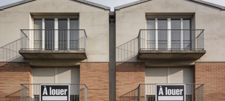 Deux appartements côte à côte avec panneaux "À louer".