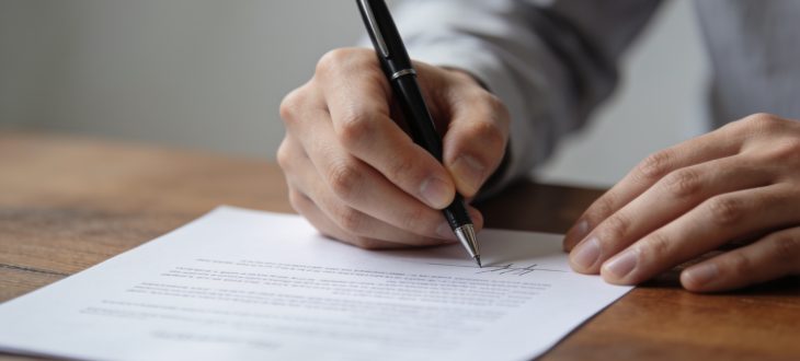 Document legal avec stylo et mains signant acte