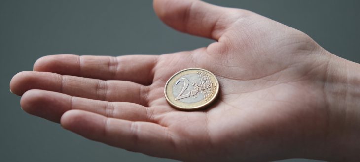 Piece de monnaie de deux euros sur une main ouverte