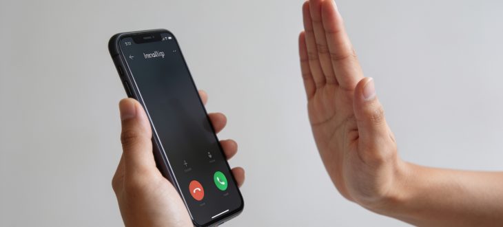Telephone avec main levee pour refuser appel entrant